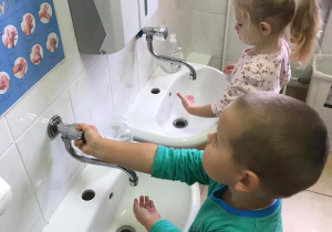 Adam i Kornelia ćwiczą w praktyce prawidłowe mycie rąk.